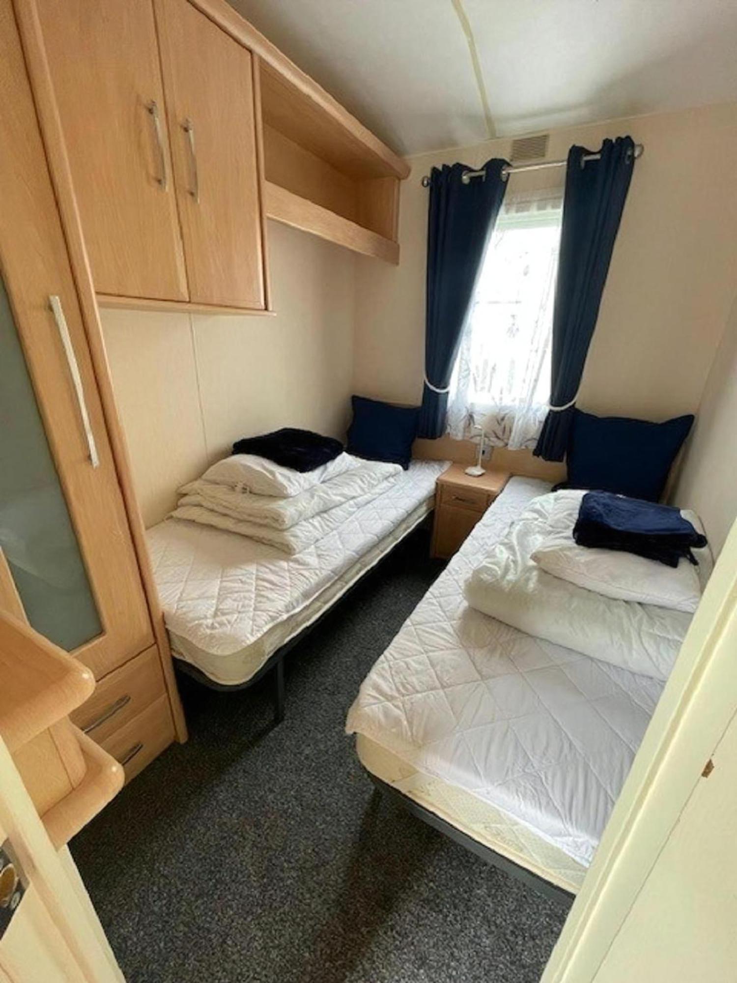Lovely Caravan With Decking At Breydon Water In Norfolk Ref 10027Rp Belton with Browston Exterior photo